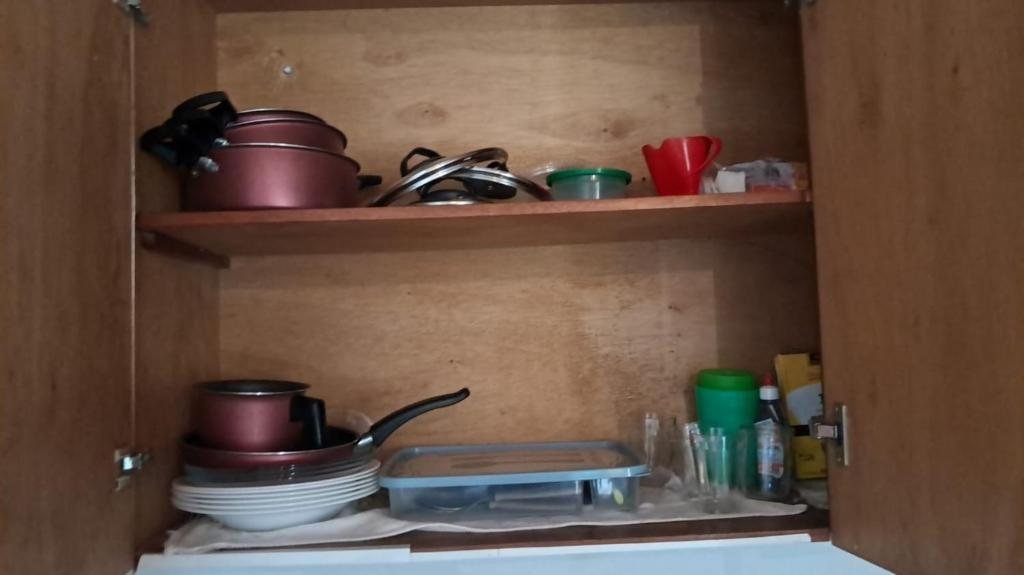 Armário com panelas e utensílios