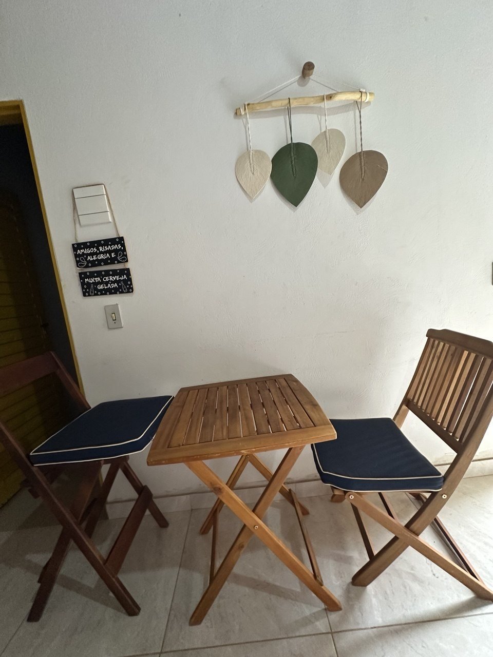 Mesa de madeira com duas cadeiras
