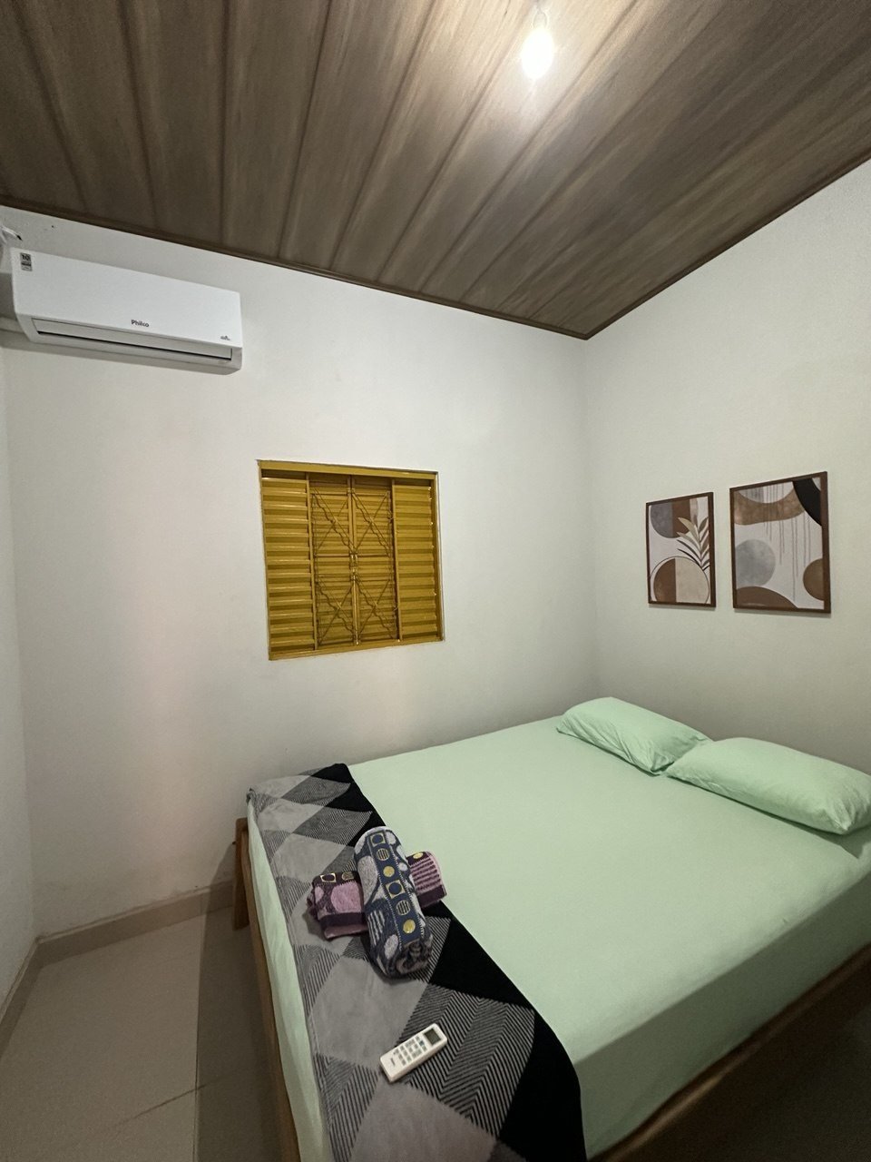 Quarto com cama de casal e ar-condicionado
