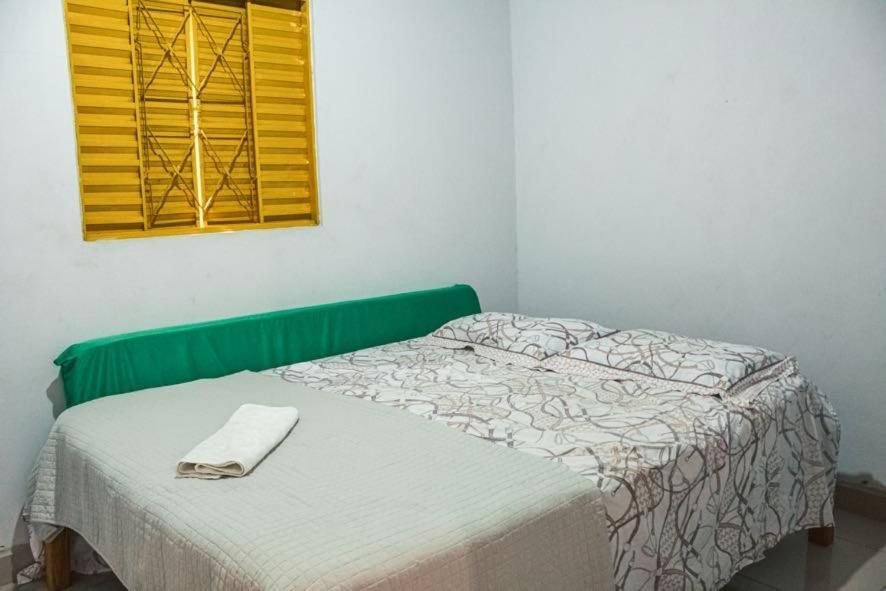 Cama de casal no quarto